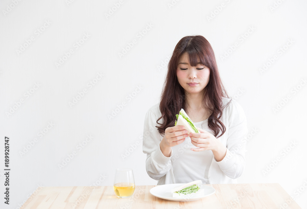 サンドイッチ・女性 サンドイッチ・女性