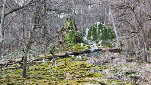 Wasserfall im Wald_Farbe_Dunkel photo