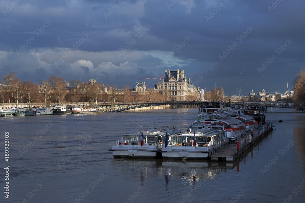 inondation de la Seine et ciel d'orage à Paris