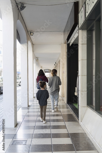 Family walking through the streets of Altea © FRANCISGONSA