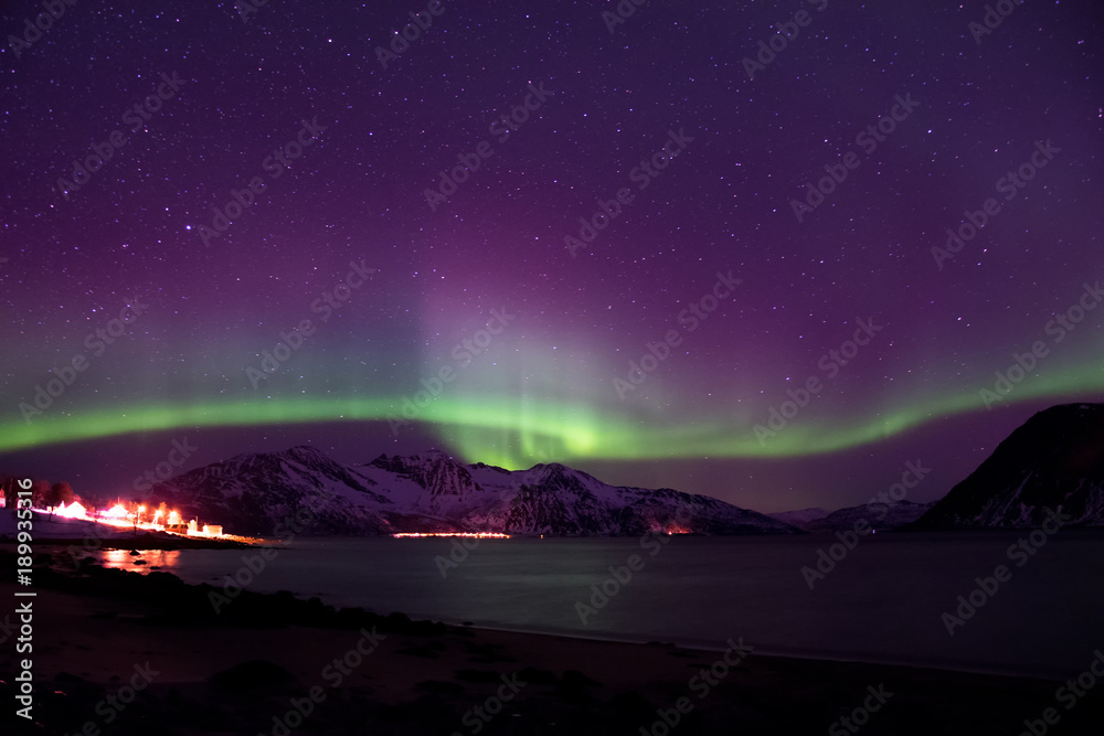 Buntes Polarlicht in Tromso Norwegen bei Nacht