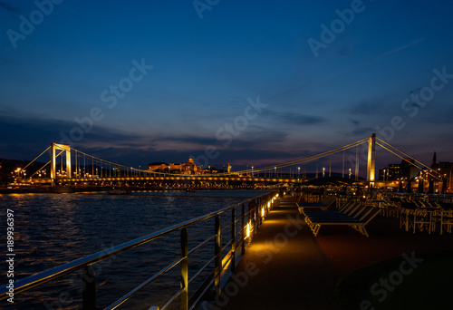 Budapeter Elisabethbrücke vom Kreuzfahrtschiff aus gesehen