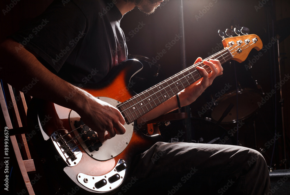 Obraz premium guy playing bass