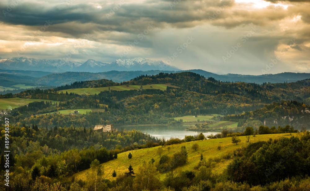 Fototapeta premium Castle and Czorsztynskie lake in Czorsztyn, Pieniny, Poland