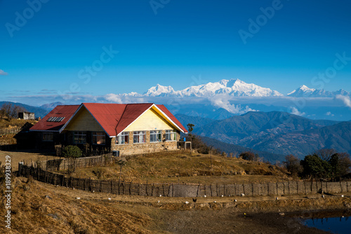 Konstfotografi landscape of Tonglu trekkers hut and Kangchenjunga mount during blue sky day tim