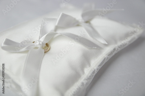 Wallpaper Mural Fede in oro su portafede in raso durante la celebrazione di un Matrimonio cristiano Torontodigital.ca