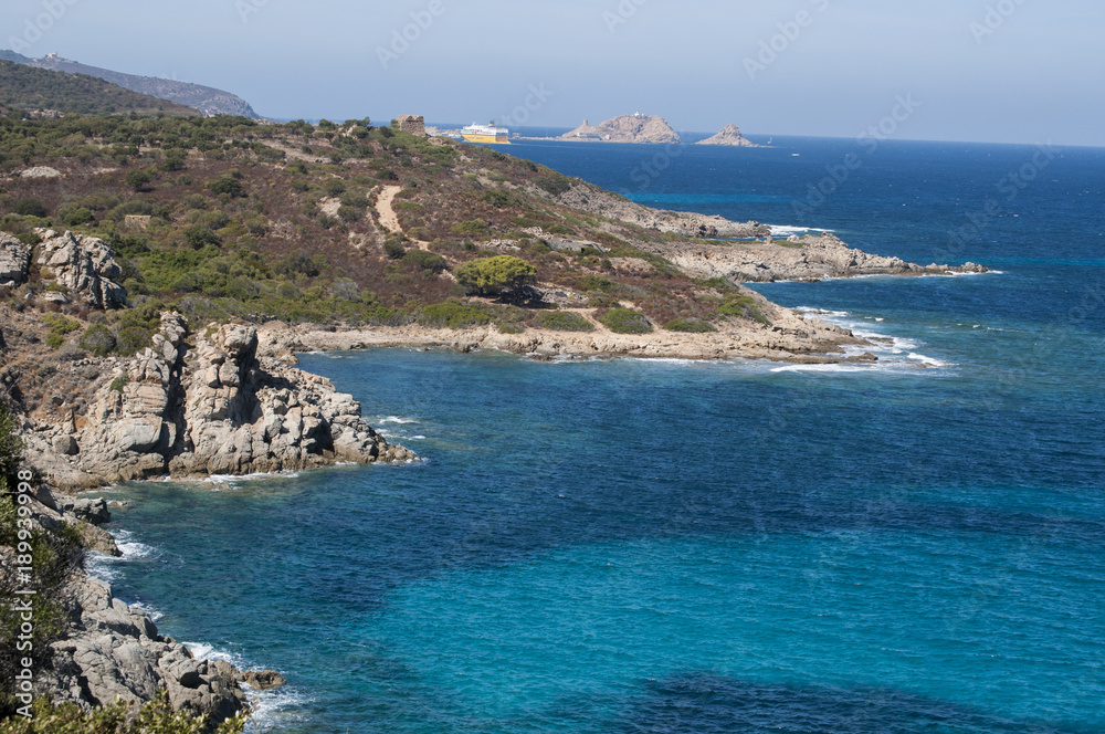 Corsica, 03/09/2017: un traghetto nel Mar Mediterraneo lungo la costa nord-occidentale del Capo Corso