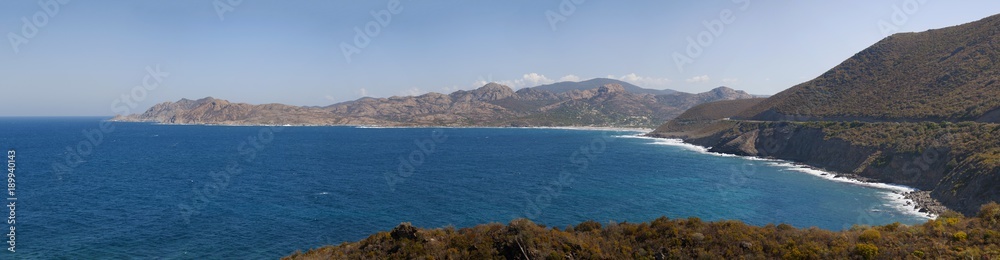 Corsica, 30/08/2017: lo skyline e il paesaggio selvaggio della costa occidentale dell'Alta Corsica, con il Mar Mediterraneo e le verdi colline di macchia mediterranea