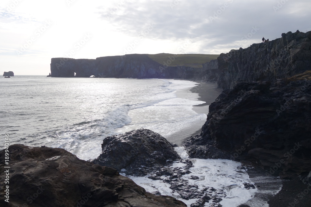 アイスランド南海岸、崖と岩場の波