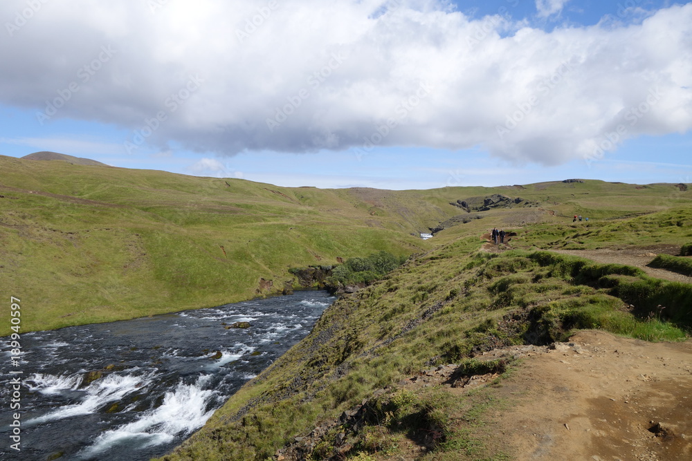 アイスランド、スコゥガフォスに流れ込む川