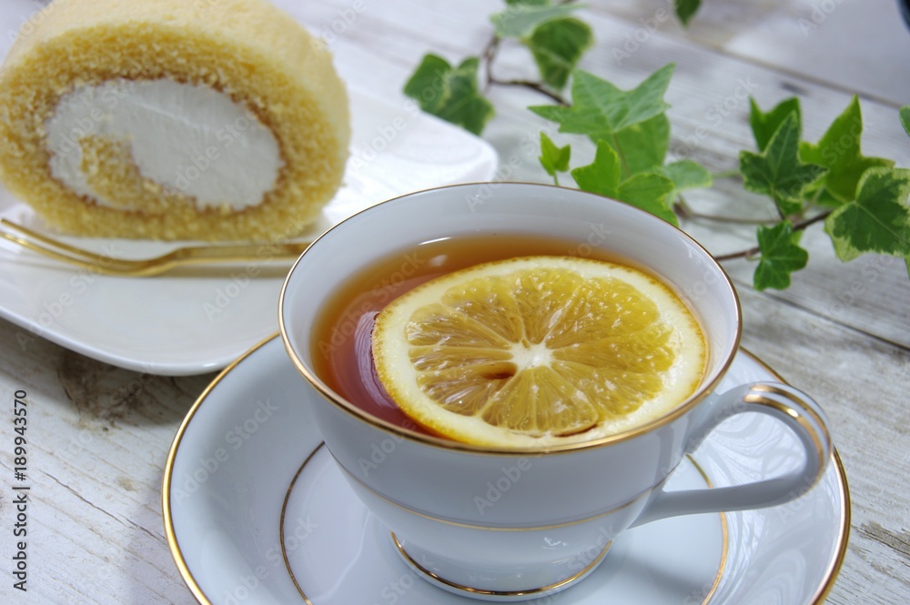 ロールケーキでティータイム ロールケーキでティータイム