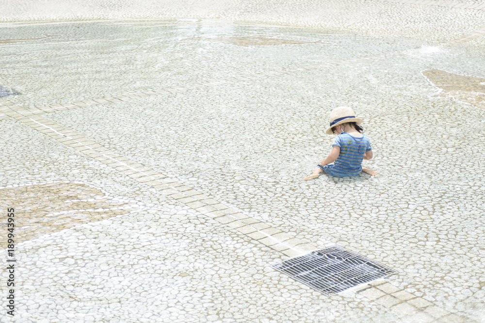 Obraz premium 水遊びをする女の子