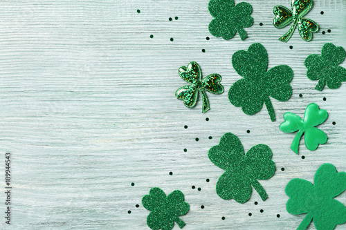 Photo Saint Patricks Day background with green shamrock on white rustic board top view