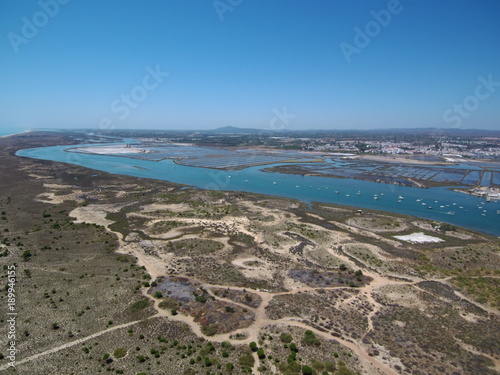 Playa de Tavira (Portugal) ciudad portuguesa de la costa del Algarve  que desemboca en las lagunas del parque natural de Ría Formosa. Fotografia aerea con Drone