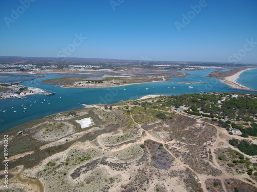 Playa de Tavira (Portugal) ciudad portuguesa de la costa del Algarve  que desemboca en las lagunas del parque natural de Ría Formosa. Fotografia aerea con Drone