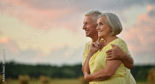 Obraz na płótnie elderly couple on the background of sky w salonie