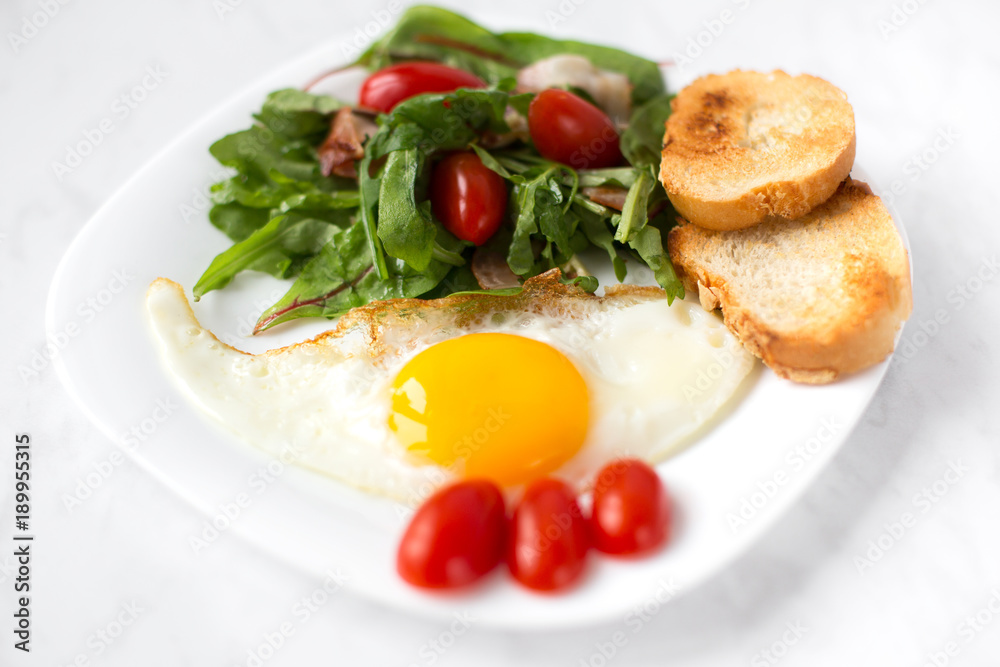 fried eggs with salad