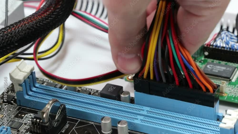 Vidéo Stock Connection of cables to the motherboard. Check of the