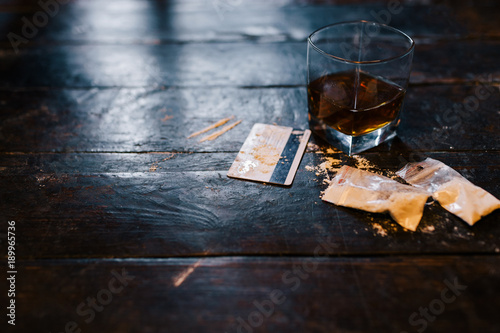Bild auf Leinwand Cocaine and alcohol drink on dark background