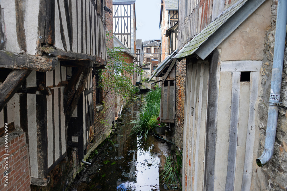 Romantisches altes Fachwerk am Kanal in Pont-Audemer