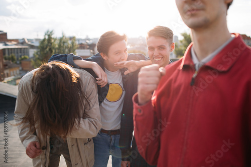 Foto laughing hipster gang