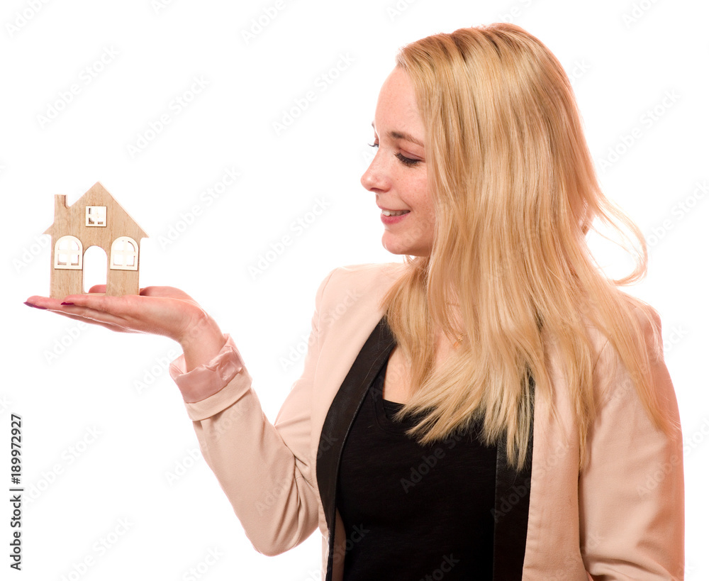 Attraktive junge Frau mit Haus in der Hand Attraktive junge Frau mit Haus in der Hand