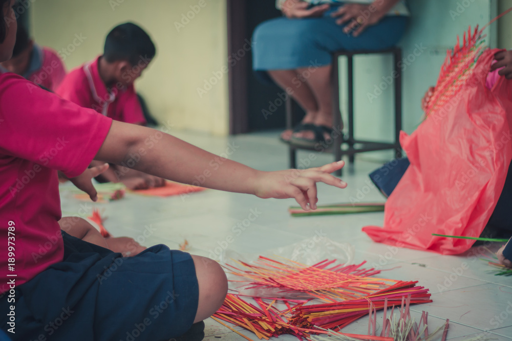 Obraz premium Closeup to hand of Thai students grade 4 in primary school are weaving pattern thai.