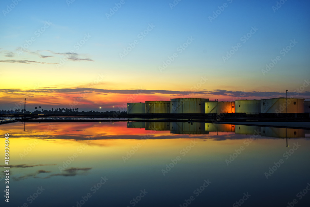 Obraz premium White oil tank, water reflection, beautiful evening