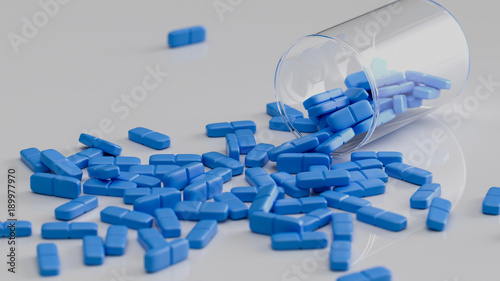 Blaue Tabletten liegen verteilt auf einem Tisch