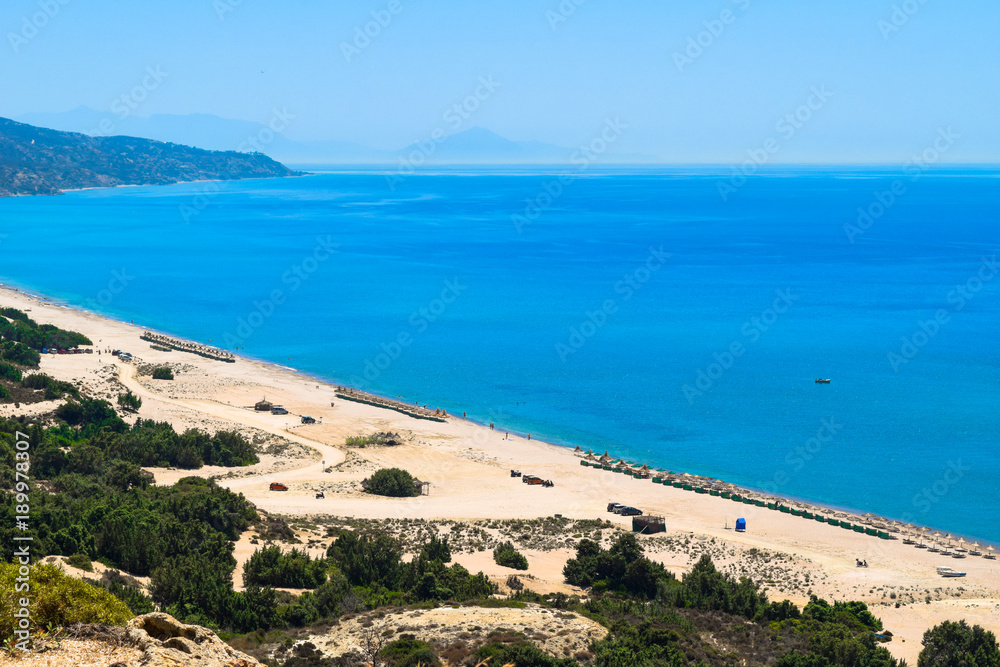 Paradise Beach auf Kos in Griechenland, Ausblick auf den wunderschönen weißen Sandstrand, das weite blaue Meer und den blauen Himmel