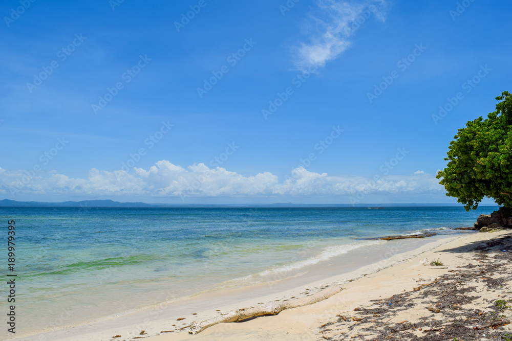 Weißer Sandstrand auf einer tropischen Insel, strahlend blauer Himmel, Dominikanische Republik, Wellen am Strand, türkisfarbenes blaues Meer Weißer Sandstrand auf einer tropischen Insel, strahlend blauer Himmel, Dominikanische Republik, Wellen am Strand, türkisfarbenes blaues Meer
