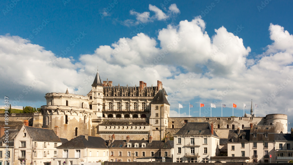 Chateau Royal d'Amboise et nuages de beau temps