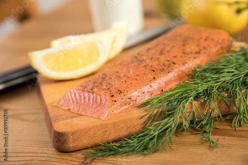 Geräucherter und gebeizter Lachs mit Zitrone, Dill und Meerrettich Soße photo