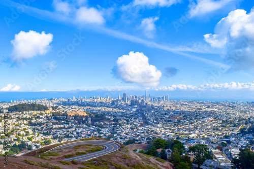 San Francisco Skyline, Schatten von Wolken, Meer im Hintergrund, USA, Kalifornien