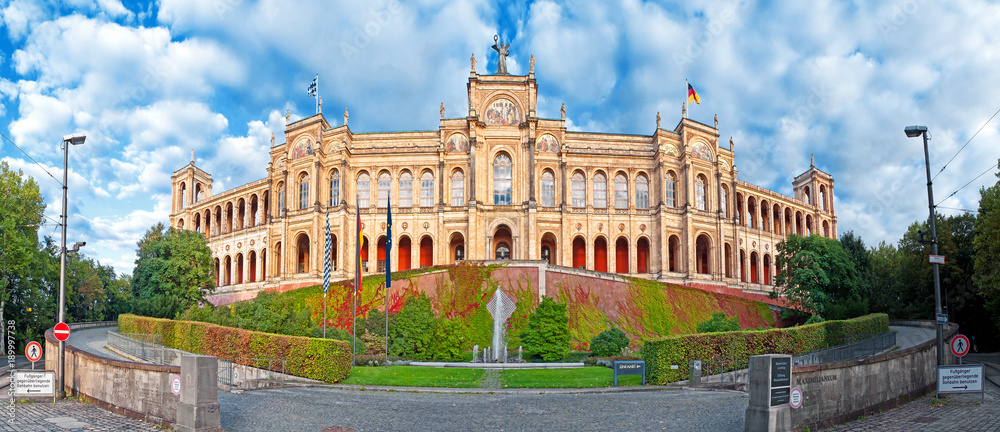 Fototapeta premium Maximilianeum z Monachium z Parlamentem, Bawaria