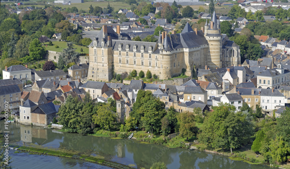 Obraz premium France, Pays de la Loire, Maine et Loire, Durtal, Château de Durtal au bord du Loir, vue aérienne