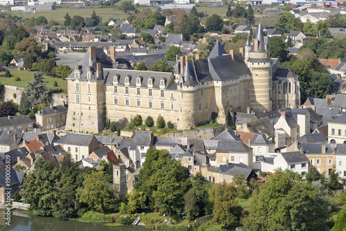 France, Pays de la Loire, Maine et Loire, Durtal, Château de Durtal au bord du Loir, vue aérienne photo