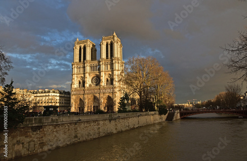 Notre-Dame de Paris au soleil couchant