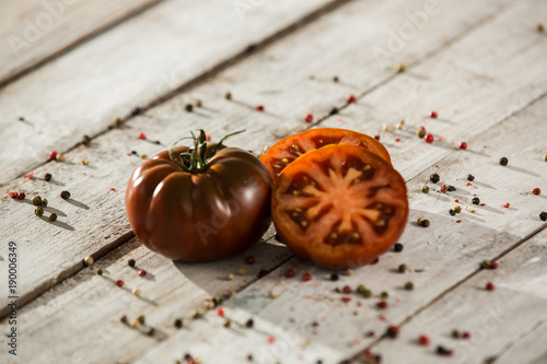 Canvastavla tomate negro raf, medio tomate. fondo de madera