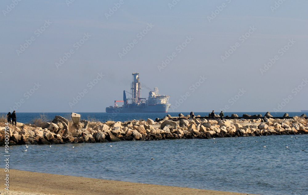 Буровое судно «Noble Globetrotter II» у берегов Варны (Болгария) 