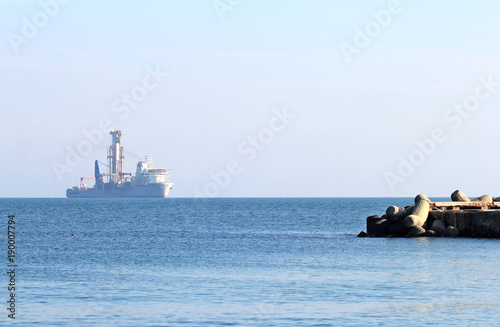 Буровое судно «Noble Globetrotter II» у берегов Варны (Болгария) 