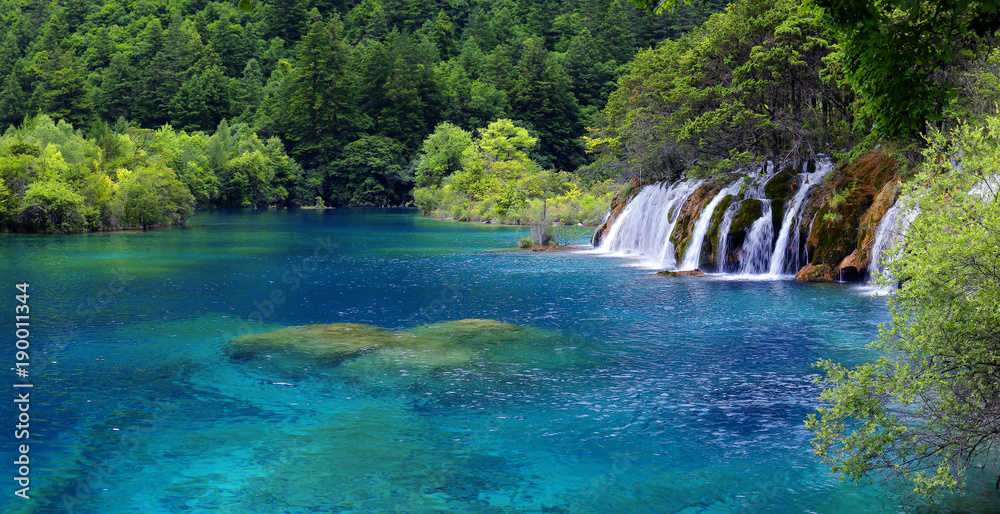 Φωτογραφία view of colorful lake in jiuzhaigou national park, Sichuan, china