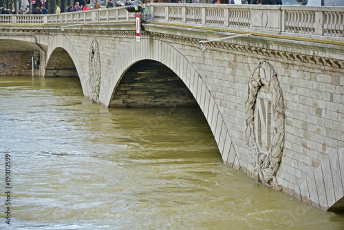 Pont Napoléon avec la Seine en crue