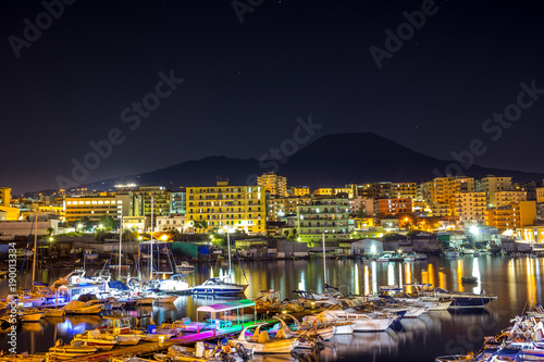 Fotografia Marina next to volcano Vesuvius at night