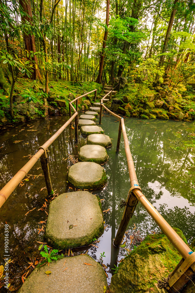Φωτογραφία Stepping stones in Tenjuan garden at Nanzen-ji, a Zen Buddhist Temple in Higashiyama District, Kyoto, Japan