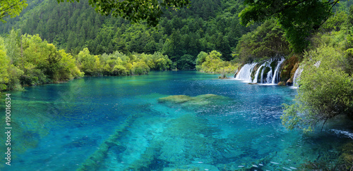 Foto view of colorful lake in jiuzhaigou national park, Sichuan, china