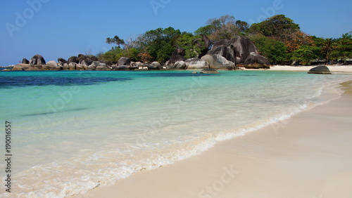 weiter, weißer Sandstrand mit großen runden Granitfelsen im Hintergrund auf der Insel Belitung