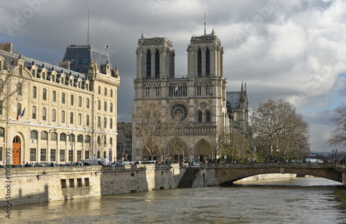 Notre Dame de Paris et la préfecture de Police