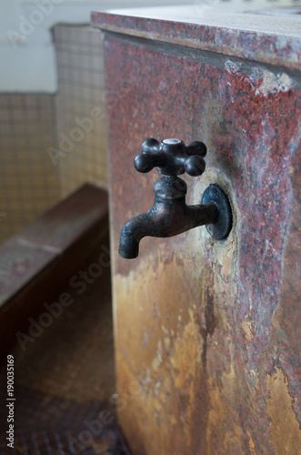 Wallpaper Mural 古い蛇口 Torontodigital.ca