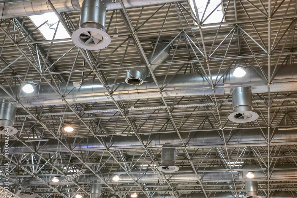 Obraz premium Dach einer Lagerhalle mit Lüftungsanlage